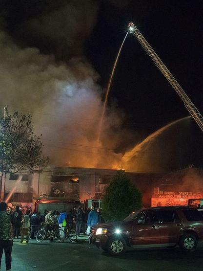 12-2-2016 Ghostship warehouse fire in Oakland, Ca.By Janna487 - https://www.flickr.com/photos/54485353@N05/30582046494, Own work, CC BY-SA 4.0, https://commons.wikimedia.org/w/index.php?curid=53813720