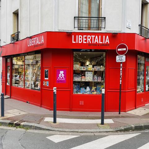 Photo de la façade de la librairie avec des guirlande lumineuses dans la vitrine.