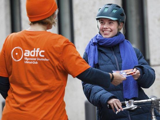 Zwei Personen. Eine schenkt der anderen eine ADFC-Mitgliedschaft.