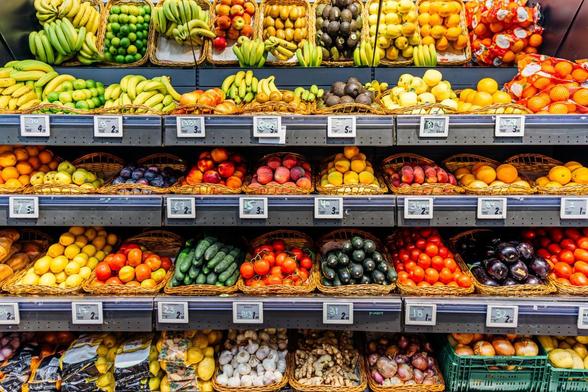 Frutas y verduras frescas en un puesto del supermercado. (Getty Images)