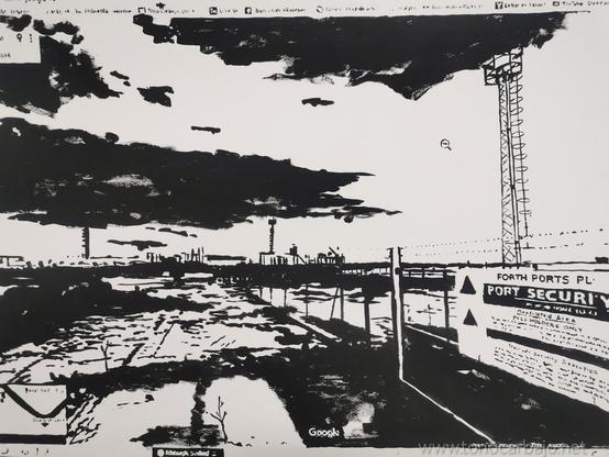 Pintura en blanco y negro sobre cartulina. Se ve una estructura metálica alta a la derecha.
Un cartel con el texto "Forth Ports Plc" y "PORT SECURITY", indicando zona de seguridad portuaria.
Al fondo, casi en el horizonte, dificios, grúas, vehículos y estructuras típicas de un puerto.
En la parte inferior izquierda, se ve un mapa o plano con el nombre "Royal Yacht" y "Ocean Terminal".
En la parte superior, hay manchas representando nubes