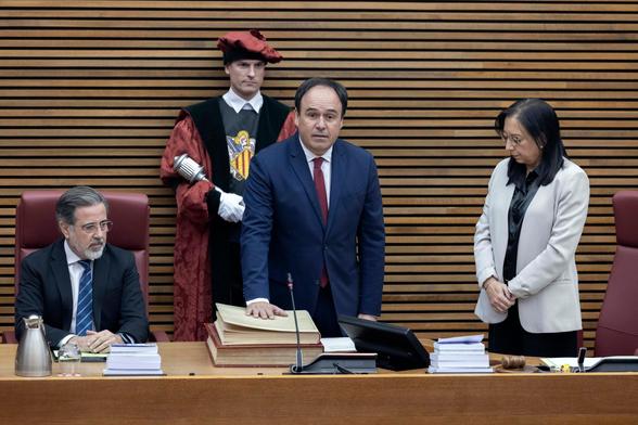 <p>El nuevo presidente de la Generalitat, <a href="https://elpais.com/espana/comunidad-valenciana/2025-11-28/perez-llorca-el-alcalde-de-pueblo-que-se-declara-moderado-y-siempre-se-entendio-con-vox.html" rel="" target="_self" title="https://elpais.com/espana/comunidad-valenciana/2025-11-28/perez-llorca-el-alcalde-de-pueblo-que-se-declara-moderado-y-siempre-se-entendio-con-vox.html">Juan Francisco Pérez Llorca</a>, ha prometido este martes su nuevo cargo en el pleno de toma de posesión en Les Corts Valencianes. Ha dedicado sus primeras palabras a “pedir perdón” a los familiares de las 230 víctimas mortales de la dana, como ya hizo en su discurso de investidura del pasado jueves porque durante la tragedia y en los días posteriores a las inundaciones, “las administraciones públicas no estuvieron a la altura de lo que merecía la sociedad”, ha afirmado.</p><p><a href="https://elpais.com/espana/comunidad-valenciana/2025-12-02/perez-llorca-augura-una-nueva-etapa-para-recuperar-la-autoestima-al-tomar-posesion-como-presidente-de-la-generalitat-en-sustitucion-de-mazon.html" target="_blank">Seguir leyendo</a></p><img alt="Carlos Mazón, sentado en su nuevo escaño este martes en Les Corts Valencianes. " height="3006" src="https://imagenes.elpais.com/resizer/v2/RXWIOELFTNCUZLSSVKX5A6PCDI.jpg?auth=544bdef20f4b909da21680719054b0ff318b0c439ca90d31220e15805c3d4689" width="5386" /><img alt="El nuevo president de la Generalitat, Juanfran Pérez Llorca, es aplaudido por su grupo." height="3984" src