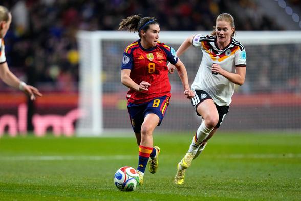 Mariona Caldentey conduce el balón ante la mirada de Sjoeke Nuesken.