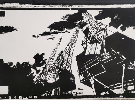 imagen en alto contraste, solo en blanco y negro, como si estuvieras tocando un grabados en relieve sobre papel grueso. Al deslizar tus dedos, sentirías líneas gruesas y marcadas, texturas ásperas y áreas de óleo denso que crean formas nítidas.
En el centro y hacia la derecha, se alzan dos grúas portuarias gigantes, como esqueletos metálicos entrelazados. Sus estructuras son angulosas, con largas diagonales que se cruzan: los brazos de las grúas se extienden hacia el cielo, en sus bases, estan las cabinas de mando , parecen sujetar el peso de años de trabajo industrial. Las grúas tienen escaleras y plataformas, como costillas de un animal mecánico
Al fondo, el cielo está casi en blanco, liso al tacto, pero salpicado por nubes, pintadas como manchas negras irregularesEstas manchas contrastan con la blancura del cielo, creando una sensación de profundidad.
El estilo es expresivo y enérgico: las líneas no son perfectas, sino que tienen un movimiento orgánico, con gestos rápidos y decididos. Es un homenaje a la era industrial que aún resuena en el puerto de Leith.