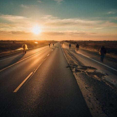 Una carretera recta se extiende hacia el horizonte bajo un cielo amplio, con el sol brillante y cálido poniéndose o saliendo en el lado izquierdo. Se ven varias figuras humanas caminando a lo largo de la carretera y el arcén, muchas de ellas con siluetas borrosas o alargadas por la luz. La escena tiene una atmósfera melancólica o de viaje, con un fuerte contraste de luz dorada sobre el asfalto mojado.
