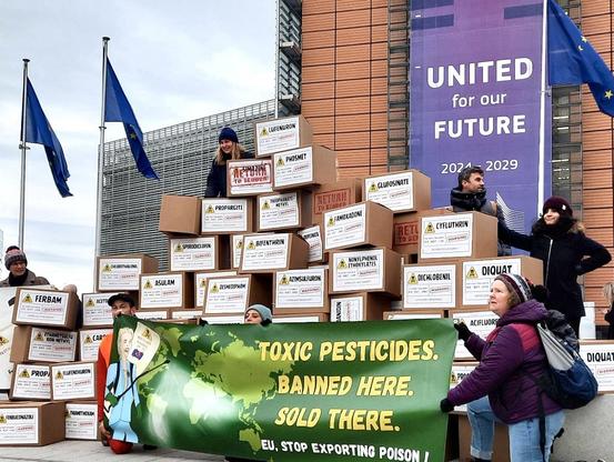 📦 Today, 75 boxes of EU-banned #pesticides were returned to the EU Commission in Brussels

🗺️ From Brazil to India, Indonesia to South Africa, citizens sent a clear message: #ToxicTrade must stop!

📢 https://www.pan-europe.info/press-releases/2025/12/%E2%80%9Creturn-sender%E2%80%9D-citizens-deliver-banned-eu-pesticides-back-brussels

#ReturnToSender #StopToxicTrade #AgrotoxicsKiLL #StopAgrotoxics