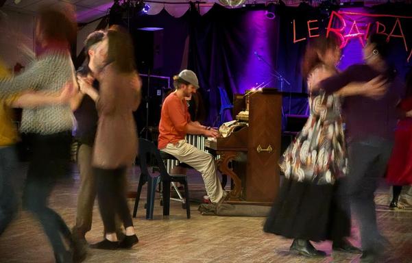 Piano Dom au Balbatros le 15/02, le piano est au milieu du parquet, les danseurs dansent une polka.