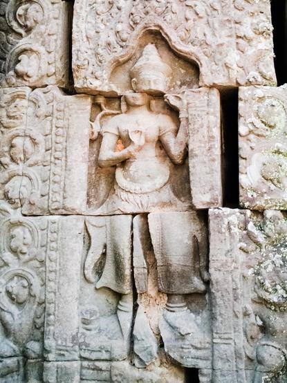 In diverse Steine gemeiselte Skulptur, die durch die Zusammensetzung der Steine verschoben ist.