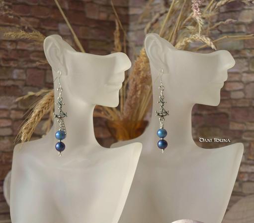 Ohrhaken mit blauen Perlen und Anker. Original von Dani Iduna