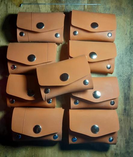 9 petits porte-monnaie en chambre à air rouge brique pâle, assemblés par des rivets, avec fermeture par rivet aimanté