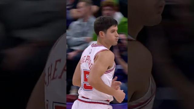 Reed from wayyy downtown 🏹 #rockets