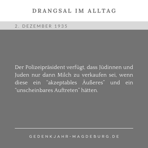 Graue Kachel mit dem Text:  Drangal im Alltag  2. Dezember 1935. Der Polizeipräsident verfügt, dass Jüdinnen und Juden nur dann Milch zu verkaufen sei, wenn diese ein “akzeptables Äußeres” und ein “unscheinbares Auftreten” hätten.