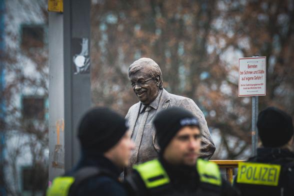 Walter Lübcke steht vor der CDU-Parteizentrale
