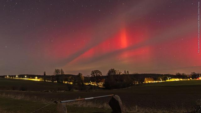 Polarlichter sind am 12. November 2025 auch in Sachsen zu sehen. Ursache sind Sonnenstürme, die auf das Magnetfeld der Erde treffen. (Foto: dpa Bildfunk, picture alliance/dpa/EHL Media | Dietmar Thomas)