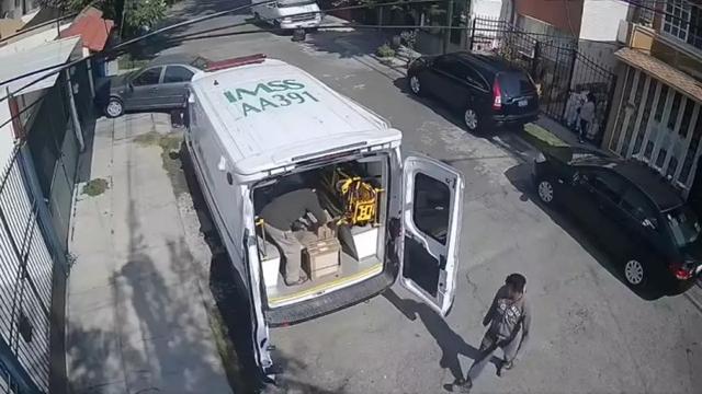 Ambulancia del IMSS transporta material de construccion