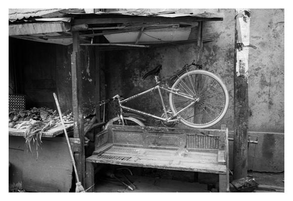 Un vélo garé de façon désordonnée