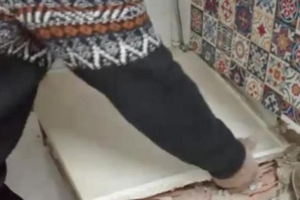 El momento en que levantan la encimera y aparece una de las lápidas ocultas. (TikTok)