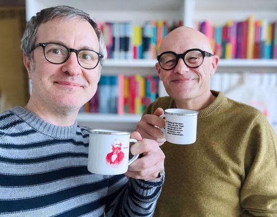 Ingo (Stützle), Marx-Editor bei Dietz Berlin, und Martin (Beck), Verlagsleiter, testen im Büro unsere neuen Marx- und Engels-Tassen.