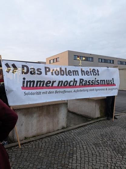 Transparent vor dem OLG Dresden: "Das Problem heißt immer noch Rassismus! Solidarität mit den Betroffenen. Aufarbeitung statt Ignoranz und Leugnung