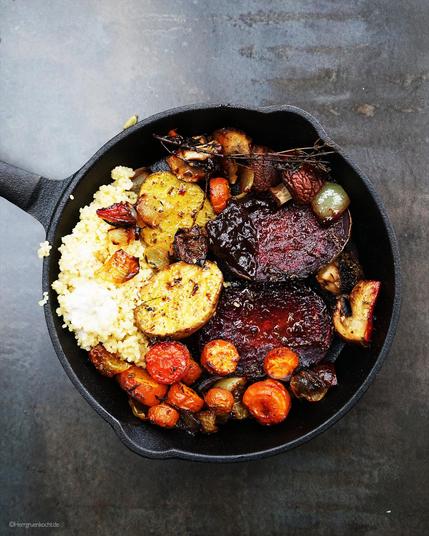 Backofengemüse mit Kokos-Kardamom-Hirse, Kokosmilch und Pflaumenmus