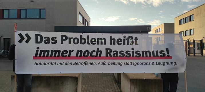 Transpi vor dem Eingang des Gerichtsgebäudes: Das Problem heißt immer noch Rassismus. Solidarität mit den Betroffenen. Aufarbeitung statt Ignoranz und Leugnung.