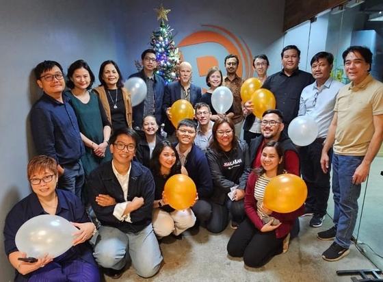 <p>There’s a quiet revolution taking place in different parts of the world. Newsrooms that used to see each other as mortal enemies are coming together <em>a la</em> Avengers.</p>
<p>In France, 80 French news outlets banded together to create a platform, <a href="https://portail.basta.media/">Independent Media Portal</a>, that aggregates their stories into one space. In Canada, various newsrooms created <a href="https://www.unrigged.ca/">Unrigged</a>, which also aggregates their content into one digital space.</p>
<p>In the Philippines, the Philippine Press Institute (PPI), came up with something similar, the<a href="https://ppinewscommons.net/"> PPI News Commons</a>, which centralizes the articles of its member newsrooms into one page.</p>
<p>If I called this a revolution, what is it rising up against?</p>
<p>The answer: social media feeds that make it harder and harder to find journalism.</p>
<p>These social media feeds that have been the top source of news and information for 90% of internet-using Filipinos have changed the way we are accessing journalism. </p>
<p>Because of this served-to-you approach, most of us go on Facebook and wait for news to come to us. That worked for a while: news articles would reliably appear on our feeds. It was behavior similar to turning on the radio, or switching to a TV news program.</p>
<p>But now, Meta’s algorithms and Google’s AI Overviews, make it less likely we’ll read or find journalism if we just wait for it to