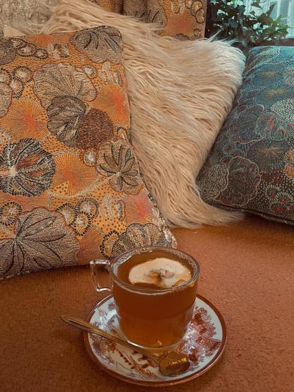 En cette saison automnale, nous vous proposons de vous réchauffer avec notre infusion tatin : pommes caramélisées, jus de pommes et épices.

#infusion #pomme #tatin #boisson #sansalcool #paris #paris18 #art #photo #artculinaire #salondethé