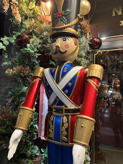 Toy soldier on the left has no juice. Does not light up.