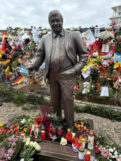 Walter Lübcke Mahnmal behängt mit Blumen und anderen Solidaritätsbekundungen