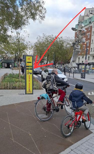 Illustration de la borne de comptage vélo de la croix de Chavaux qui avait cessé de fonctionner te temps des travaux. On peut voir qu'elle fonctionne de nouveau 

Cyclistes devant