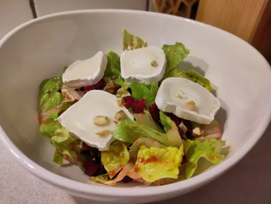 Ein Salat mit roter Bete, Ziegenkäse und Walnüssen
