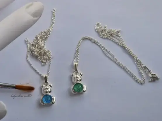 Anhänger aus Echtsilber in Form eines teddy Bären mit eingesetzter handgemalter Galaxie