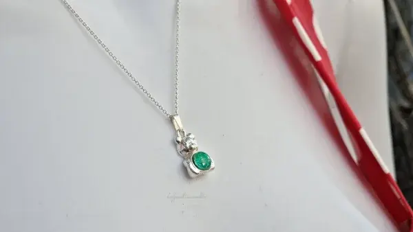 Anhänger aus Echtsilber in Form eines teddy Bären mit eingesetzter handgemalter Galaxie