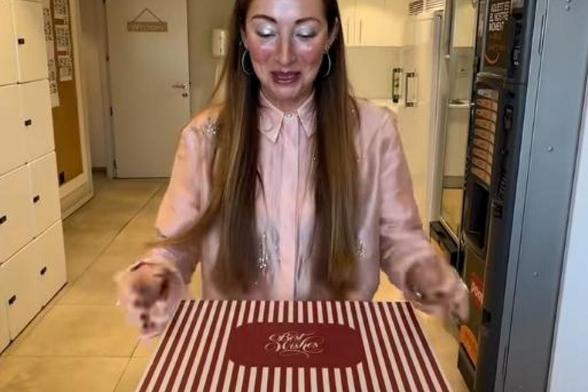 Una trabajadora de Inditex abre su cesta de Navidad (@ro_delmar)