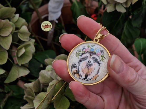 Anhänger mit handgemaltem Motiv Waschbär mit Blumenkranz, 40mm klein