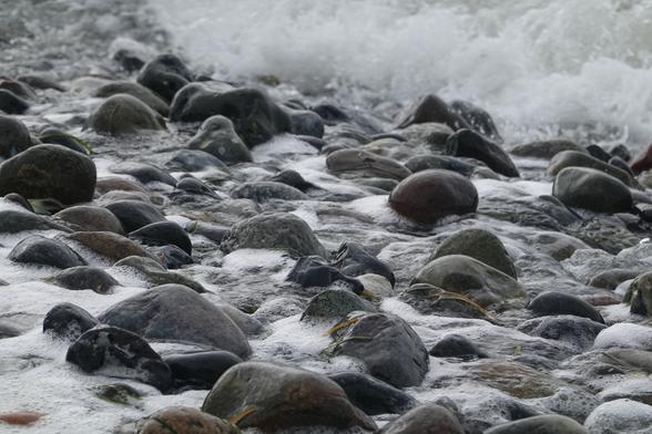 Große runde Steine und Schaum
