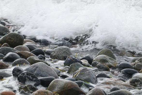 Gleiches Bild, Welle rollt herran