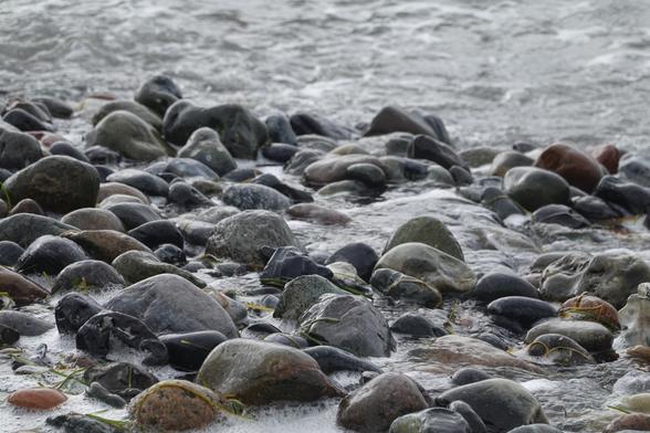 Wasser relativ flach zwischen den Steinen