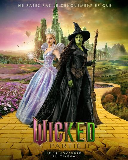 Affiche de Wicked partie 2 (Wicked : For Good) sorti le 19 novembre 2025 dans les salles
Elle montre Glinda en robe de fée bleu ciel et diadème étincelant, à coté d'Elphaba impressionnante en cape et chapeau noirs et tenue en nuance de verts sombres.
Elles se tiennent debout sur la route de briques jaunes du pays d'Oz, avec en fond la cité d'émeraude du magicien.