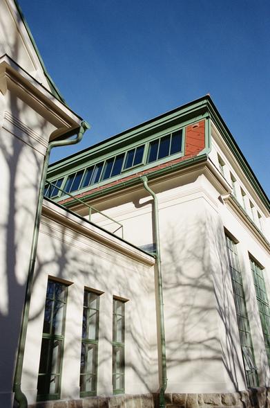 Diesmal sieht man in die westliche Seite der alten Hauptwerkstatt. Die besondere Attraktion der neu renovierten Gemeinschaftswerkstatt sind die sehr hohen Räume im Erdgeschoß und die eindrücklichen Lichtblenden auf dem Dach des Gebäudes. Das sind richtig feine Ateliers, die hier entstanden sind!