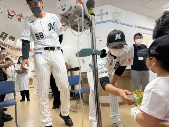 ロッテ・唐川＆河村が成田赤十字病院を訪問　小児がん支援プロジェクトに参加 - スポニチ Sponichi Annex 野球