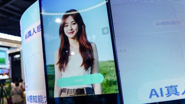 <p>人工知能（AI）搭載のSNSアプリ「Soul（ソウル）」を運営する上海任意門科技（Soulgate Technology）が11月27日、香港取引所のメインボードに上場を申請した。</p>
<p>上海任意門科技は2016年、「世界から孤独な人をなくすこと」を掲げて、AIによる性格診断を通じて相性の良い相手をマッチングし、通話やチャットで交流できるSNSアプリSoulをリリースした。大きな特徴は、アバターを使った匿名・没入型コミュニケーションで、ユーザーのインタレストグラフと自社開発のAIモデル「Soul X」に基づく“感情的な満足感”の提供を強みとしている。</p>
<p>公表データによると、日間利用者数（DAU）の78.7％がZ世代で、登録ユーザー数は累計で約3億9000万人に上る。2025年1～8月のDAUは約1100万人、1日あたりの利用時間は50分を超える。</p>
<p>同社は2023年以降、安定して黒字を維持しており、25年1～8月の調整後純利益は2億8600万元（約63億円）、売上高は16億8300万元（約370億円）だった。バーチャルアイテムや会員特典など、AIを活用した「情緒的価値サービス」が売上高全体の9割以上を占めた。課金率は6.5％で、課金ユーザー1人あたりの収益（ARPPU）は月額で104.4元（約2300円）だった。</p>
<blockquote class="wp-embedded-content"><p><a href="https://36kr.jp/444127/">初心者向け3Dプリンター、中国製が9割超えーーZ世代がハマる“自作フィギュア”の裏</a></p></blockquote>
<p></p>
<p>目論見書によると、中国ネットサービス大手の騰訊控股（テンセント）が、（日常業務に関与しない）戦略的投資家として、株式の49.9％を保有する。このほか、中国ゲーム大手の米哈游（miHoYo）や元生資本（Genesis Capital）、五源資本（5Y Capital）なども株主に名を連ねている。</p>
<p>＊1元＝約22円で計算しています。</p>
<p>（36Kr Japan編集部・茶谷弥生）</p>