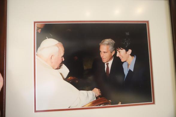 Imagen proporcionada por el Congreso de Estados Unidos, tomada en la isla privada de Epstein. En ella, se ve una foto de este con Ghislaine Maxwell, en una recepción con el papa Juan Pablo II.