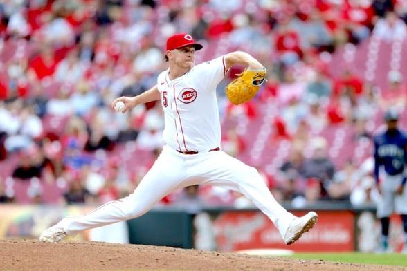 The Cincinnati Reds Bring Back Closer Emilio Pagan on a Two-Year Deal - MLB News