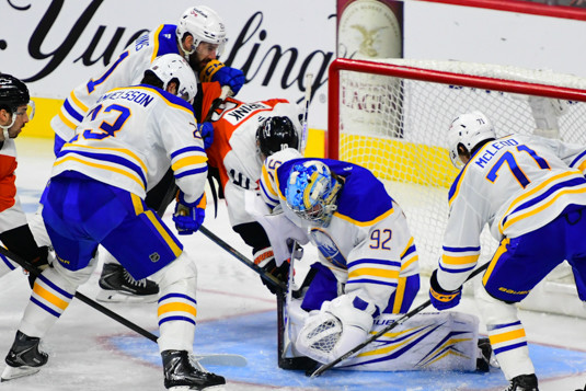Flyers score three in less than a minute in 5-2 win over Sabres