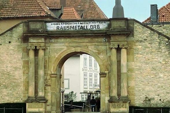 Kriegerdenkmal Heger Tor in Osnabrück mit Aufschrift "Rausmetall.org"