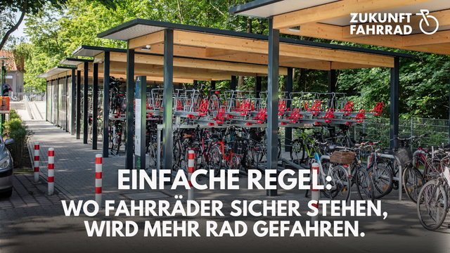 Bild eines offenen Fahrradparkhauses unter Bäumen, darunter steht: Einfache Regel: Wo Fahrräder sicher stehen, wird mehr Rad gefahren.