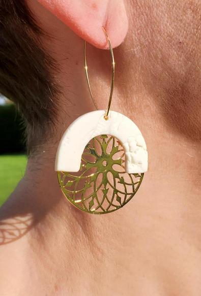 Boucles d'oreilles créoles ovales, avec une rosace en acier inoxidable plaqué or et une partie en porcelaine blanche.
Creation somanymoods