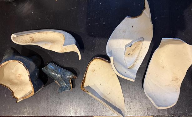 Foto der Keramikkatze in 7 Scherben.