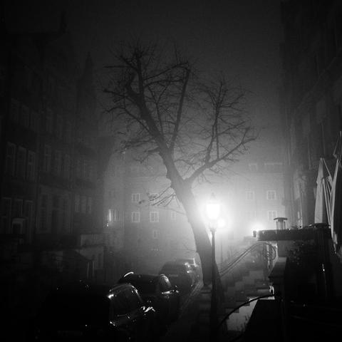 180:nnen Outolan kuvituskuvana sumuinen näkymä öisestä Gdanskista. Yksinäinen puu seisoa töllöttää tyhjällä kadulla, seuranaan katulamppu, jonka valossa autojen katot kiiltelevät. Talojen yksityiskohdat uppoavat usvaan.